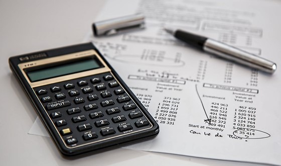 Et godt gjennomtenkt budsjett illustrert med kalkulator og regneark.